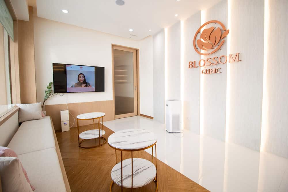 คลินิกบรรยากาศดี Blossom Clinic ตกแต่งสไตล์โฮมมี่ | คลินิกเสริมความงามใกล้ฉัน