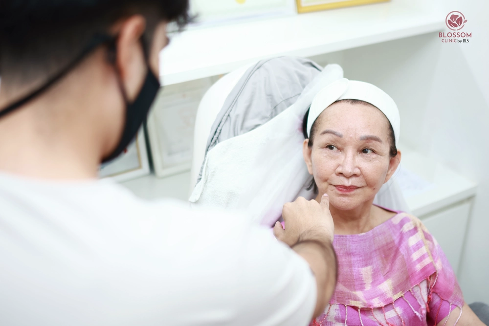 รีวิวการรักษา หมอบีม Blossom แพทย์ผิวหนัง ให้คำปรึกษาและดูแลคนไข้